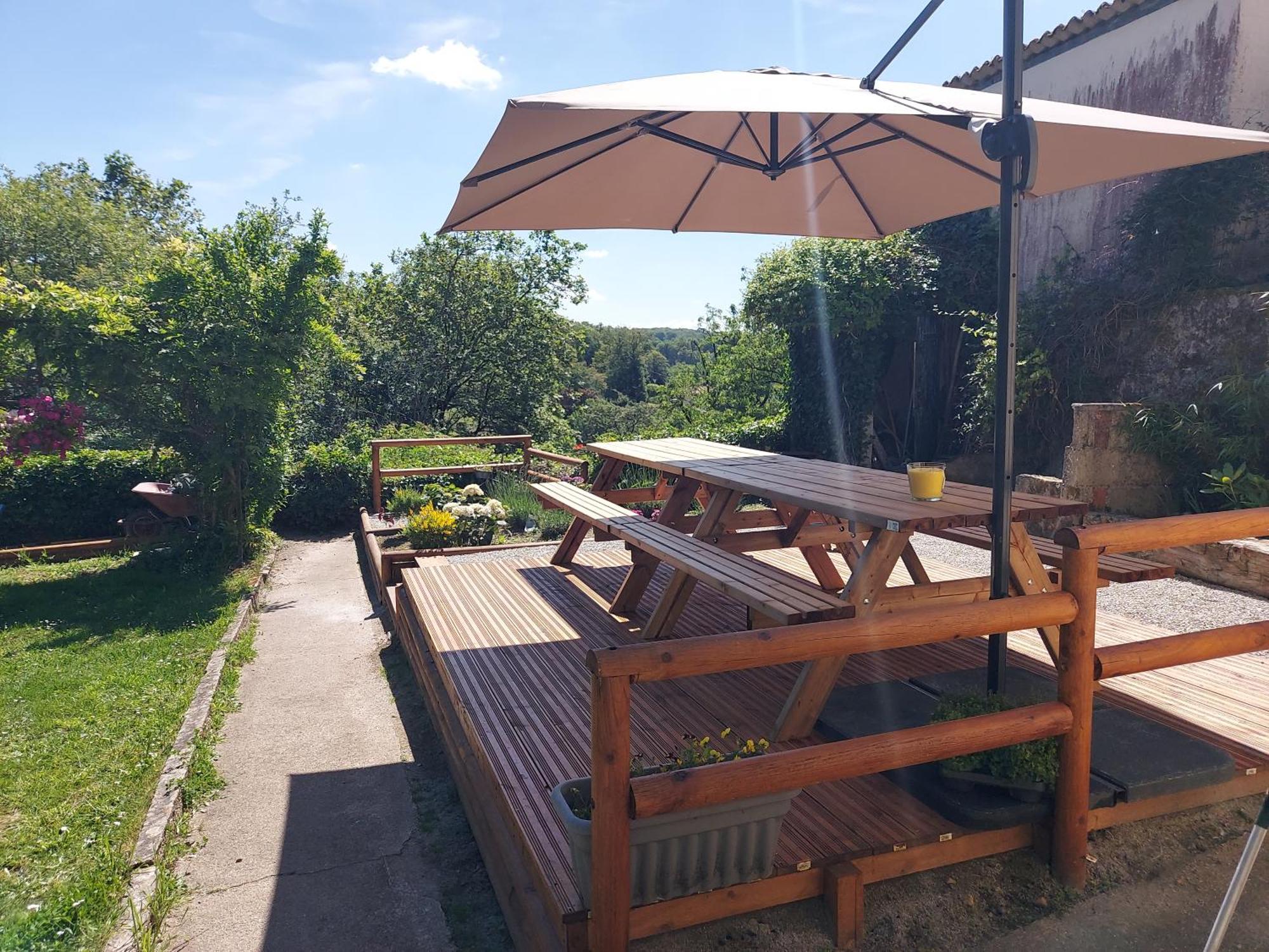 Charming Two Bedroom Gite With Beautiful Gardens Confolens Exteriér fotografie