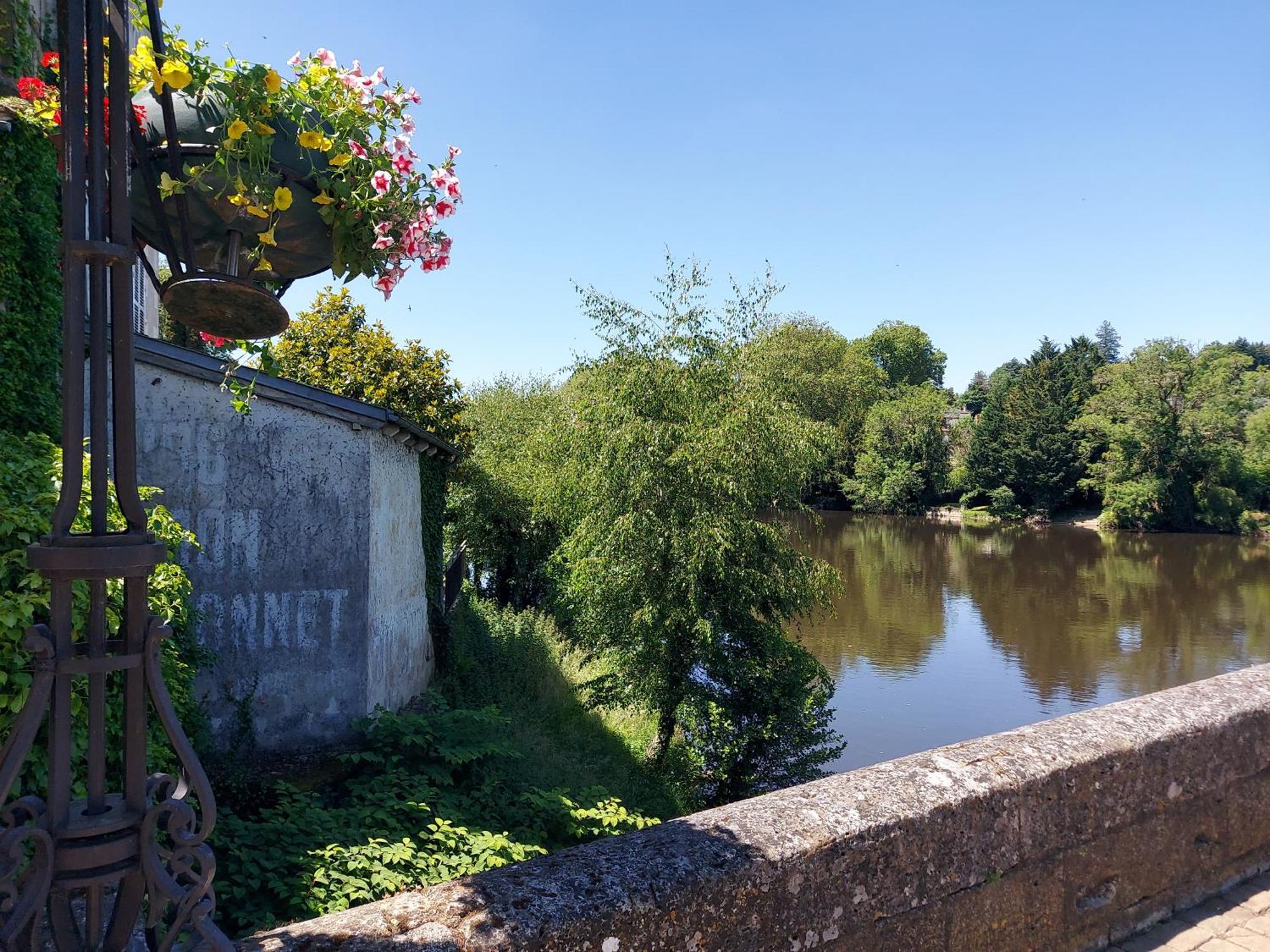 Charming Two Bedroom Gite With Beautiful Gardens Confolens Exteriér fotografie
