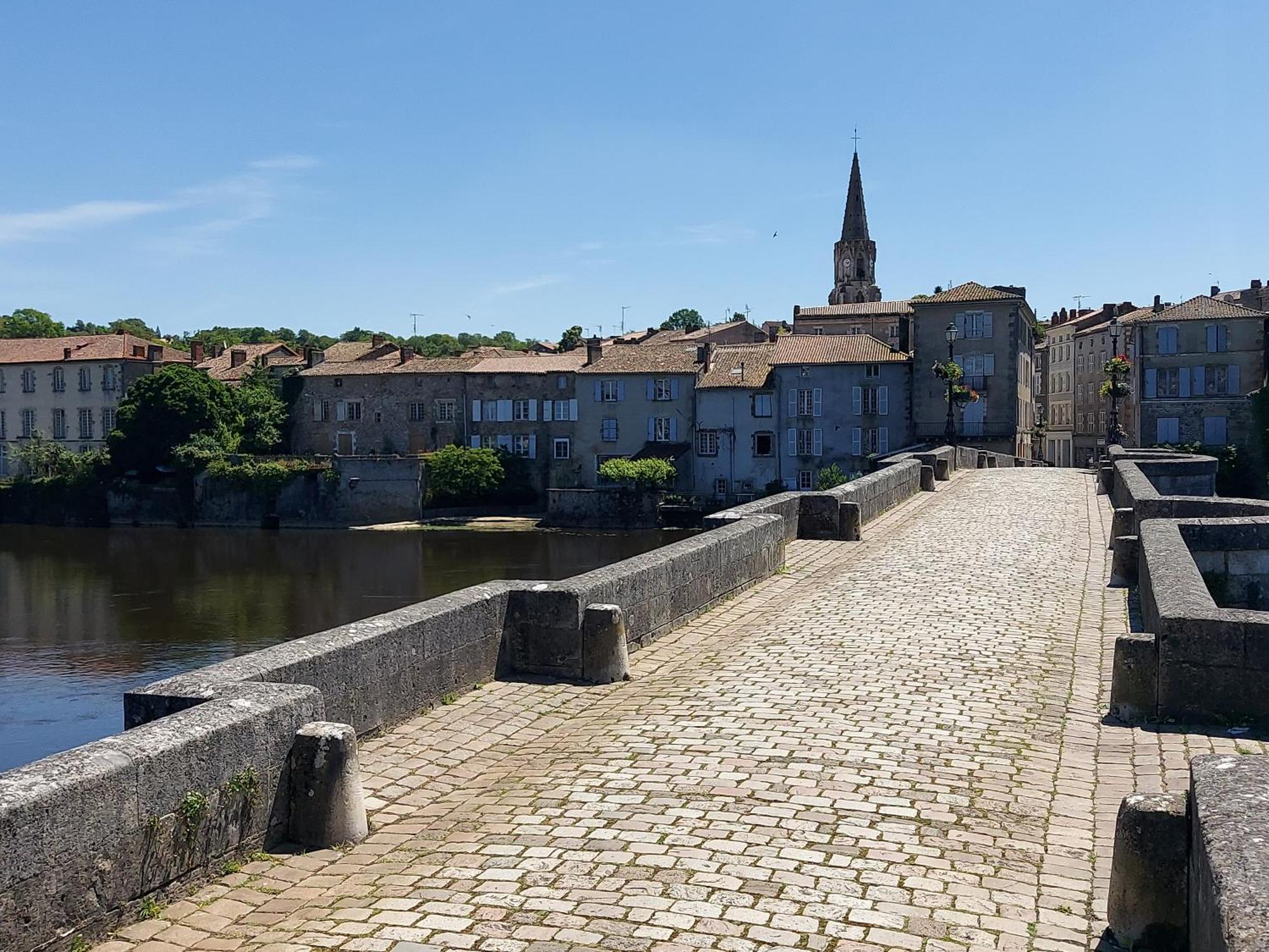 Charming Two Bedroom Gite With Beautiful Gardens Confolens Exteriér fotografie