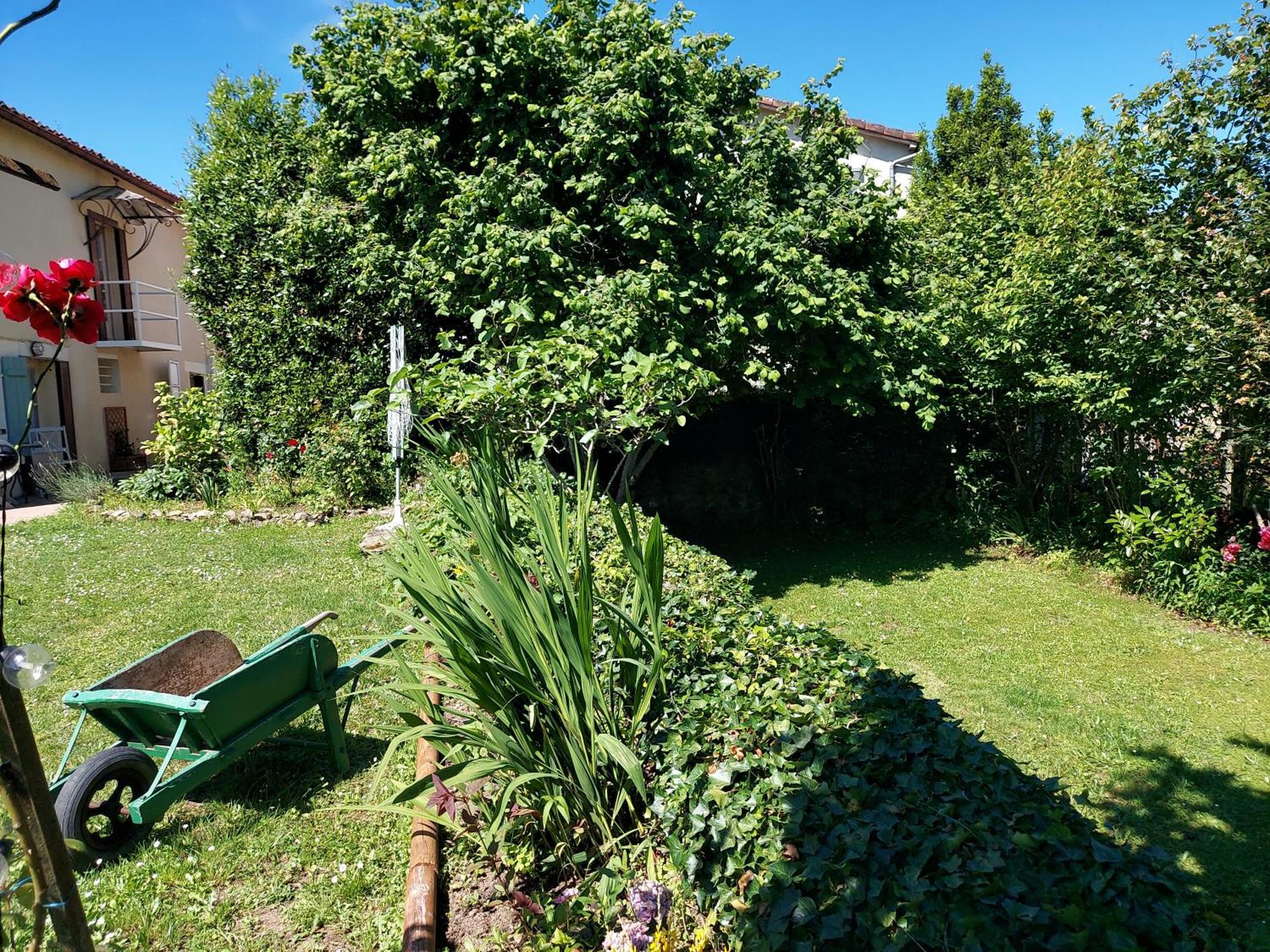 Charming Two Bedroom Gite With Beautiful Gardens Confolens Exteriér fotografie