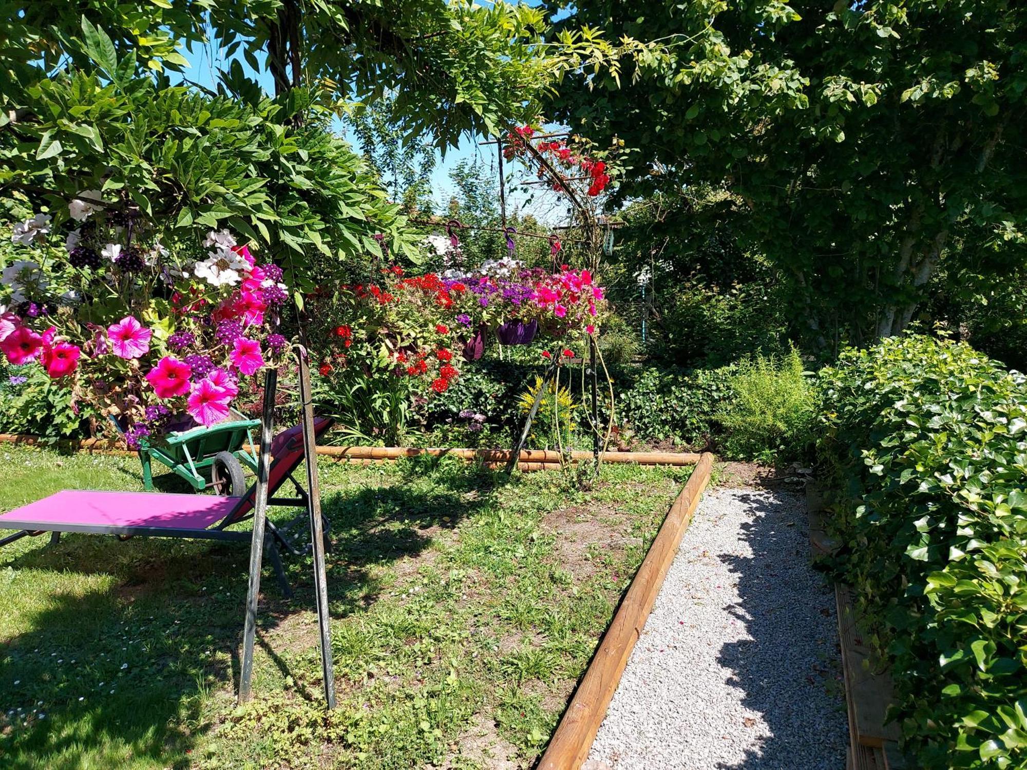 Charming Two Bedroom Gite With Beautiful Gardens Confolens Exteriér fotografie