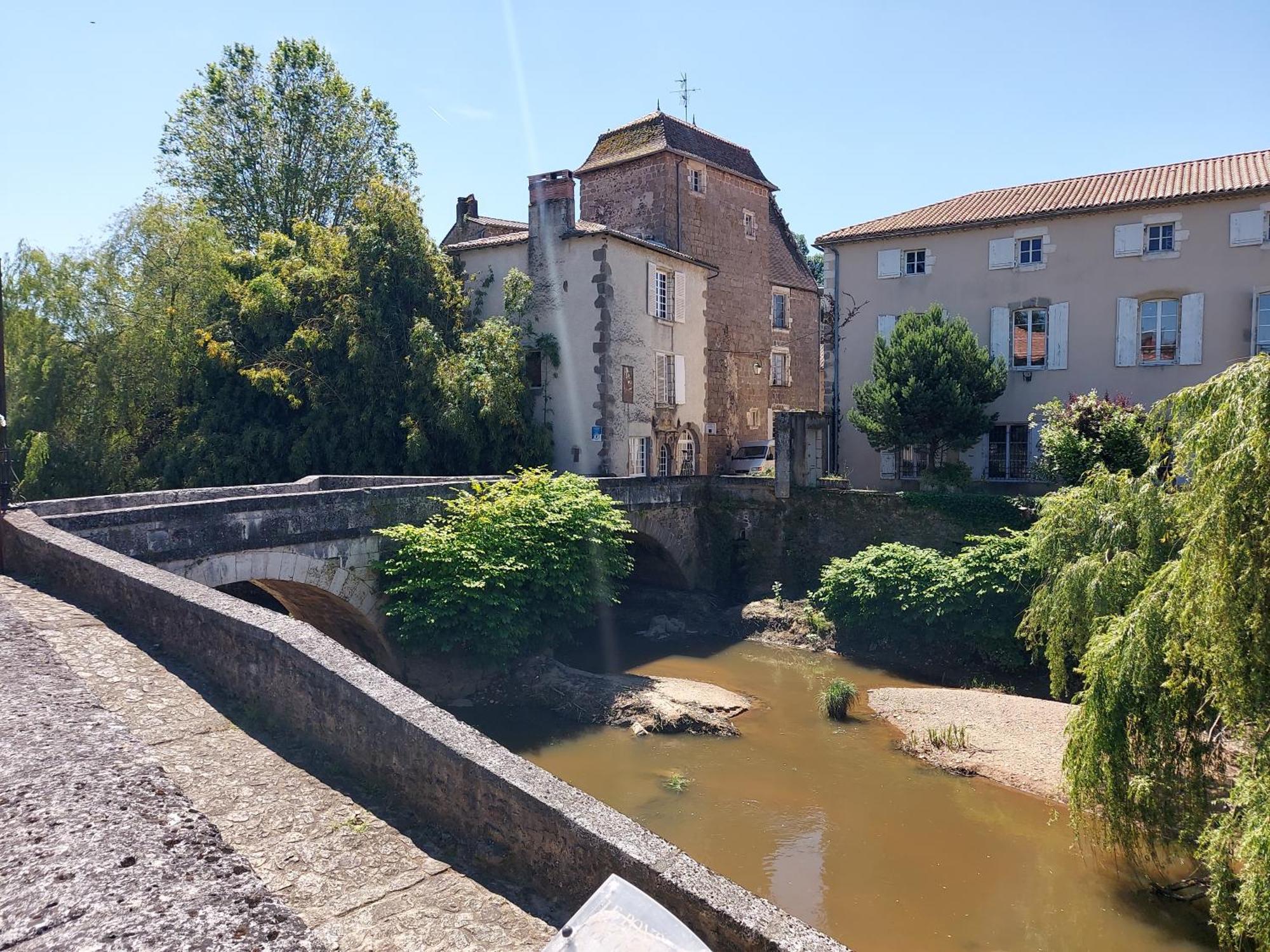 Charming Two Bedroom Gite With Beautiful Gardens Confolens Exteriér fotografie