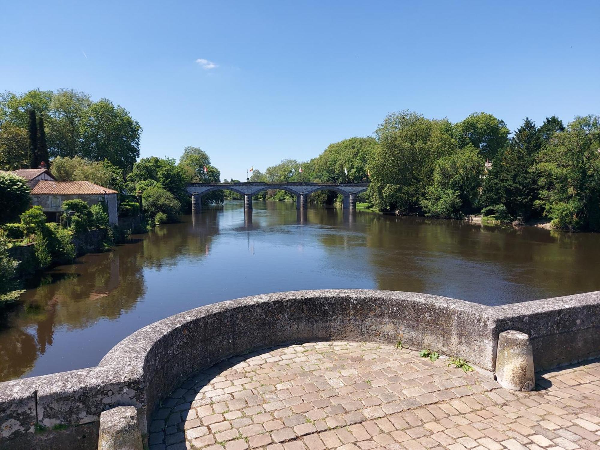 Charming Two Bedroom Gite With Beautiful Gardens Confolens Exteriér fotografie